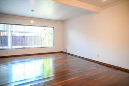 Casa à venda com 290m², 4 quartos e 3 vagas Casa à venda com 290m², 4 quartos e 3 vagasSala