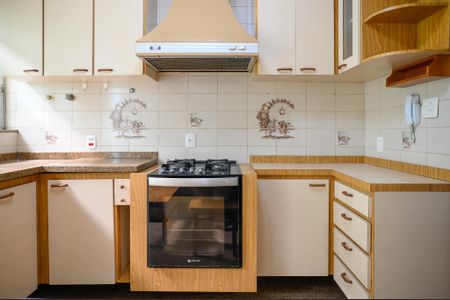 Casa à venda com 290m², 4 quartos e 3 vagas Casa à venda com 290m², 4 quartos e 3 vagasCozinha