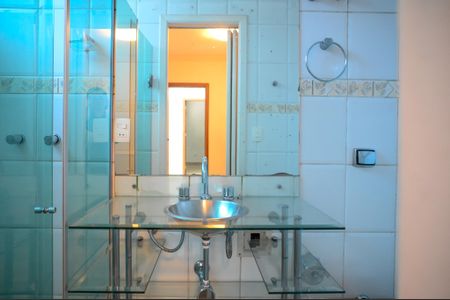 Casa à venda com 290m², 4 quartos e 3 vagas Casa à venda com 290m², 4 quartos e 3 vagasBanheiro da Suite 2