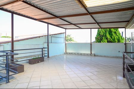 Casa à venda com 290m², 4 quartos e 3 vagas Casa à venda com 290m², 4 quartos e 3 vagasTerraço