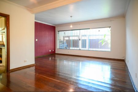 Casa à venda com 290m², 4 quartos e 3 vagas Casa à venda com 290m², 4 quartos e 3 vagasSala