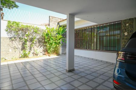 Casa à venda com 290m², 4 quartos e 3 vagas Casa à venda com 290m², 4 quartos e 3 vagasGaragem