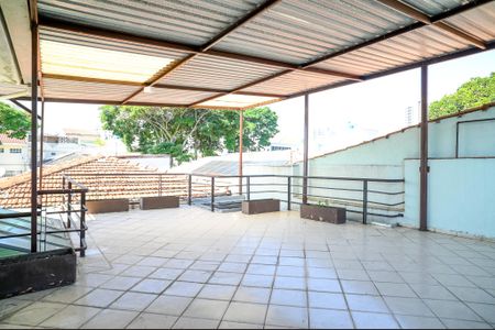 Casa à venda com 290m², 4 quartos e 3 vagas Casa à venda com 290m², 4 quartos e 3 vagasTerraço