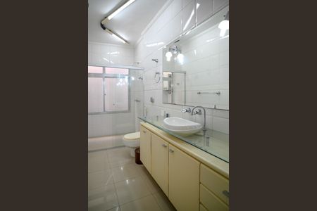 Casa à venda com 290m², 4 quartos e 3 vagas Casa à venda com 290m², 4 quartos e 3 vagasBanheiro da Suite 1