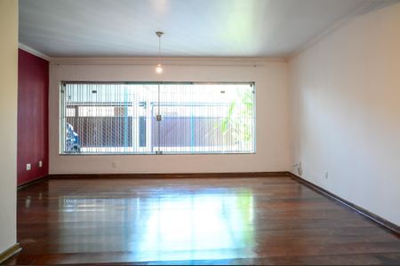 Casa à venda com 290m², 4 quartos e 3 vagas Casa à venda com 290m², 4 quartos e 3 vagasSala