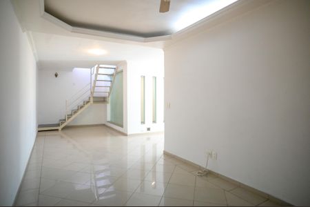 Casa à venda com 290m², 4 quartos e 3 vagas Casa à venda com 290m², 4 quartos e 3 vagasSala de TV