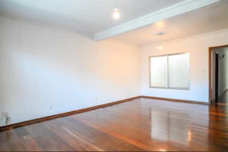 Casa à venda com 290m², 4 quartos e 3 vagas Casa à venda com 290m², 4 quartos e 3 vagasSala