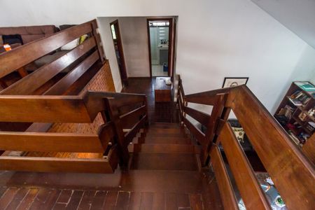 Casa de condomínio à venda com 300m², 4 quartos e 2 vagas Casa de condomínio à venda com 300m², 4 quartos e 2 vagasEscada