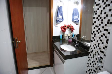 Casa à venda com 176m², 3 quartos e 2 vagasBanheiro Social