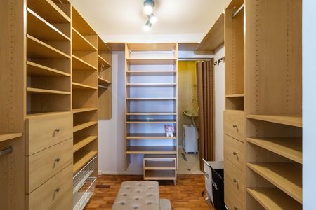 Apartamento à venda com 86m², 2 quartos e 1 vaga Apartamento à venda com 86m², 2 quartos e 1 vagaCloset da suíte