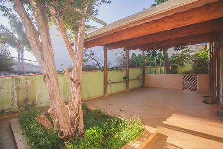 Casa à venda com 282m², 4 quartos e 4 vagas Casa à venda com 282m², 4 quartos e 4 vagasQuintal