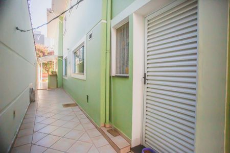 Casa à venda com 282m², 4 quartos e 4 vagas Casa à venda com 282m², 4 quartos e 4 vagasCorredor lateral