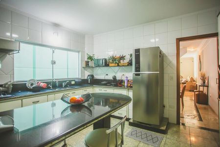 Casa à venda com 282m², 4 quartos e 4 vagas Casa à venda com 282m², 4 quartos e 4 vagasCozinha