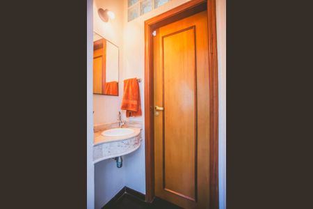 Casa à venda com 282m², 4 quartos e 4 vagas Casa à venda com 282m², 4 quartos e 4 vagasLavabo