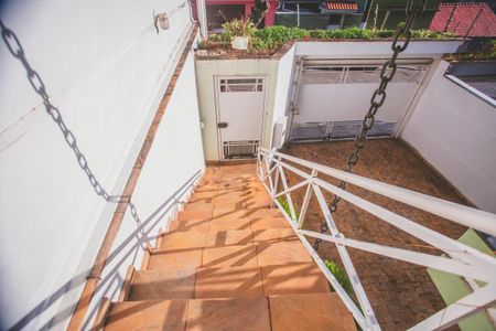 Casa à venda com 282m², 4 quartos e 4 vagas Casa à venda com 282m², 4 quartos e 4 vagasEscadas