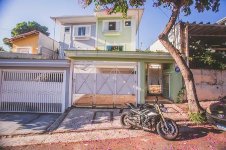 Casa à venda com 282m², 4 quartos e 4 vagas Casa à venda com 282m², 4 quartos e 4 vagasFachada