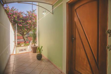 Casa à venda com 282m², 4 quartos e 4 vagas Casa à venda com 282m², 4 quartos e 4 vagasCorredor lateral