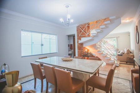 Casa à venda com 282m², 4 quartos e 4 vagas Casa à venda com 282m², 4 quartos e 4 vagasSala de Jantar