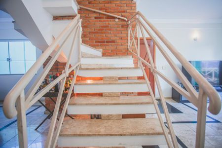 Casa à venda com 282m², 4 quartos e 4 vagas Casa à venda com 282m², 4 quartos e 4 vagasEscadas