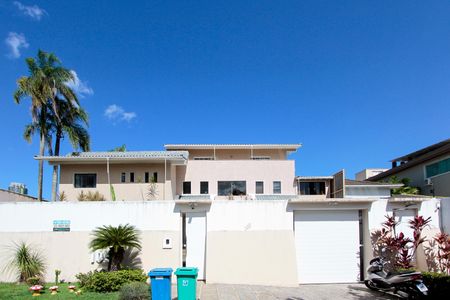 Casa de condomínio à venda com 720m², 5 quartos e 4 vagasFachada