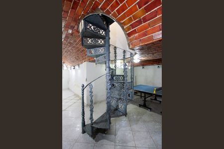 Casa de condomínio à venda com 720m², 5 quartos e 4 vagasEscada