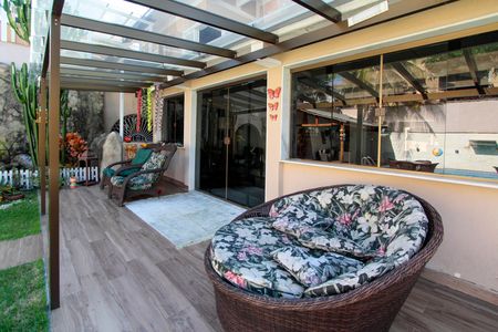 Casa de condomínio à venda com 720m², 5 quartos e 4 vagasQuintal