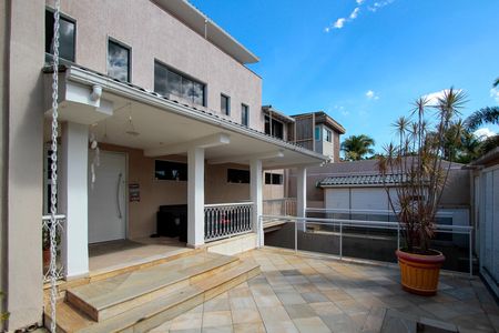 Casa de condomínio à venda com 720m², 5 quartos e 4 vagasEntrada