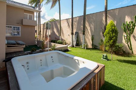 Casa de condomínio à venda com 720m², 5 quartos e 4 vagasQuintal