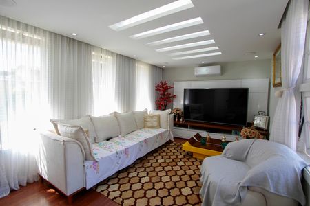 Casa de condomínio à venda com 720m², 5 quartos e 4 vagasSala de TV