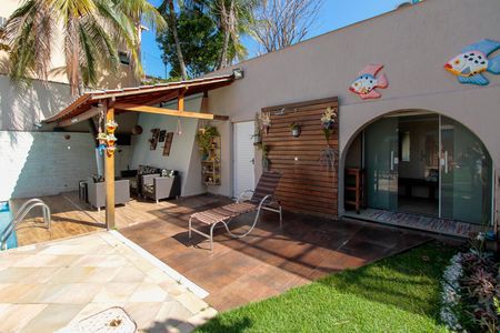 Casa de condomínio à venda com 720m², 5 quartos e 4 vagasQuintal