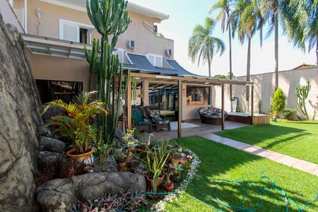 Casa de condomínio à venda com 720m², 5 quartos e 4 vagasQuintal