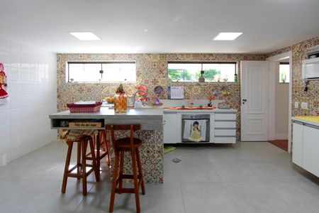 Casa de condomínio à venda com 720m², 5 quartos e 4 vagasCozinha