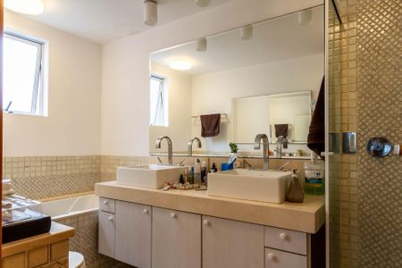 Apartamento à venda com 218m², 3 quartos e 4 vagasBanheiro da Suíte 1