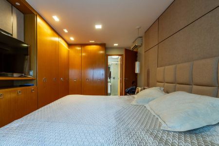 Apartamento à venda com 218m², 3 quartos e 4 vagasSuíte 1