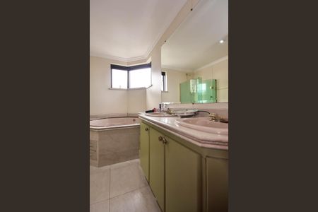 Apartamento à venda com 285m², 4 quartos e 4 vagas Apartamento à venda com 285m², 4 quartos e 4 vagasBanheiro da Suíte 3