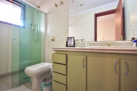 Apartamento à venda com 285m², 4 quartos e 4 vagas Apartamento à venda com 285m², 4 quartos e 4 vagasBanheiro Suíte 2