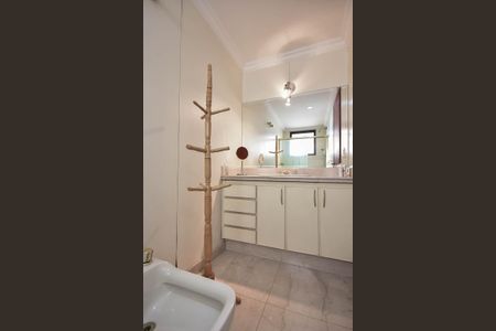 Apartamento à venda com 285m², 4 quartos e 4 vagas Apartamento à venda com 285m², 4 quartos e 4 vagasBanheiro Suíte 1