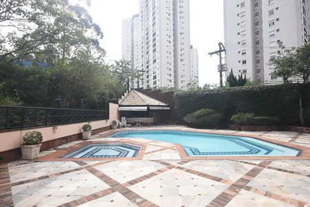 Apartamento à venda com 285m², 4 quartos e 4 vagas Apartamento à venda com 285m², 4 quartos e 4 vagasÁrea comum - Piscina