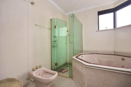 Apartamento à venda com 285m², 4 quartos e 4 vagas Apartamento à venda com 285m², 4 quartos e 4 vagasBanheiro da Suíte 3