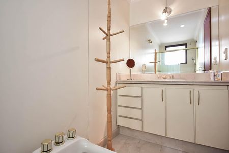 Apartamento à venda com 285m², 4 quartos e 4 vagas Apartamento à venda com 285m², 4 quartos e 4 vagasBanheiro Suíte 1