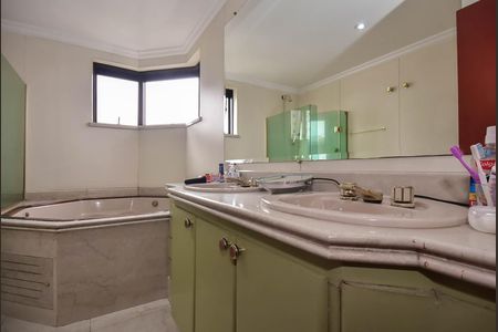 Apartamento à venda com 285m², 4 quartos e 4 vagas Apartamento à venda com 285m², 4 quartos e 4 vagasBanheiro da Suíte 3