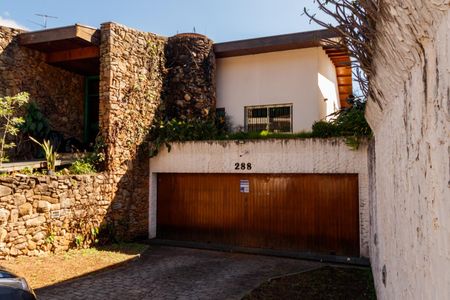 Casa para alugar com 530m², 4 quartos e 3 vagas Casa para alugar com 530m², 4 quartos e 3 vagasFachada