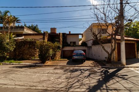 Casa para alugar com 530m², 4 quartos e 3 vagas Casa para alugar com 530m², 4 quartos e 3 vagasFachada