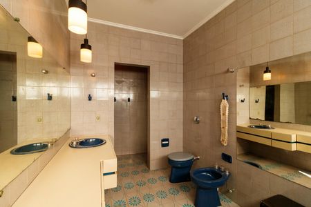 Casa para alugar com 530m², 4 quartos e 3 vagas Casa para alugar com 530m², 4 quartos e 3 vagasBanheiro da Suíte 1