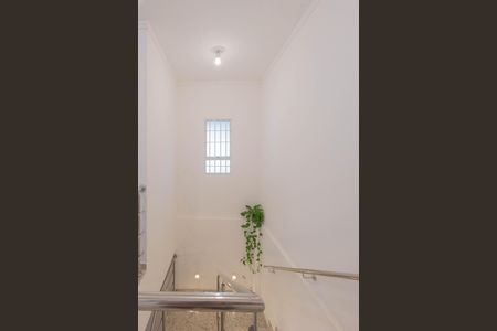 Casa à venda com 250m², 3 quartos e 6 vagas Casa à venda com 250m², 3 quartos e 6 vagasEscada