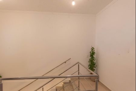 Casa à venda com 250m², 3 quartos e 6 vagas Casa à venda com 250m², 3 quartos e 6 vagasEscada