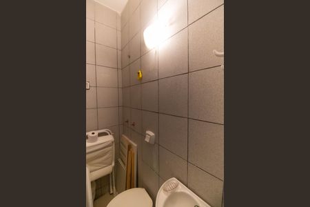 Casa de condomínio à venda com 352m², 4 quartos e 2 vagas Casa de condomínio à venda com 352m², 4 quartos e 2 vagasBanheiro de serviço