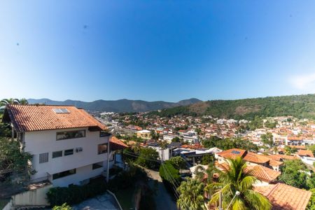 Casa de condomínio à venda com 352m², 4 quartos e 2 vagas Casa de condomínio à venda com 352m², 4 quartos e 2 vagasVista