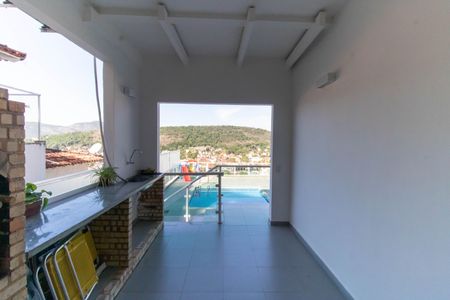 Casa de condomínio à venda com 352m², 4 quartos e 2 vagas Casa de condomínio à venda com 352m², 4 quartos e 2 vagasÁrea externa