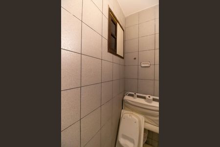 Casa de condomínio à venda com 352m², 4 quartos e 2 vagas Casa de condomínio à venda com 352m², 4 quartos e 2 vagasBanheiro de serviço